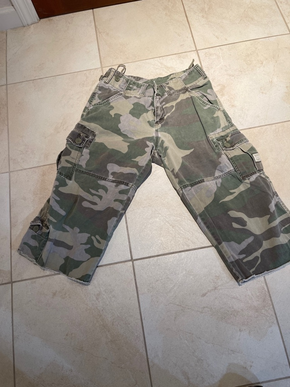Abercrombie & Fitch Camo Cropped Cargo Jeans - Green & Tan
